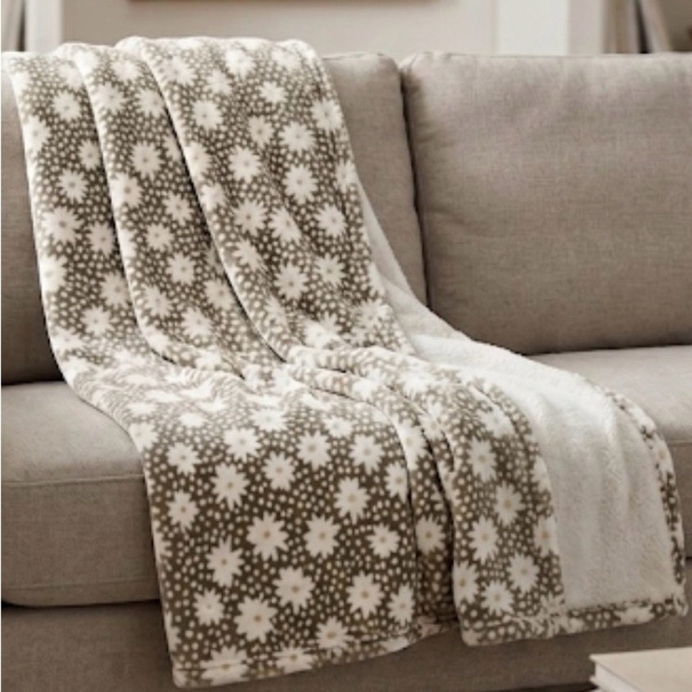 LUCKY BRAND Daisy Print Plush Throw on a neutral background, 50”x70”